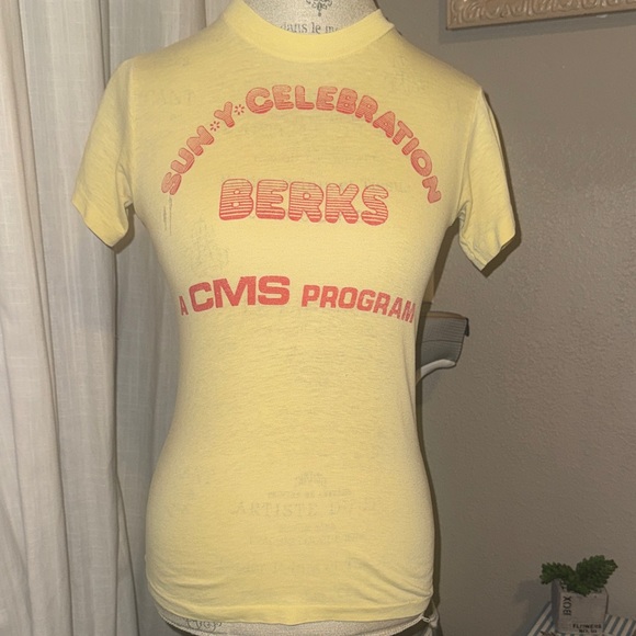 Tops - Vintage Yellow & Red Graphic T-Shirt Shortsleeve Small Women’s Tee